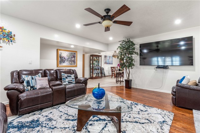 Detail Gallery Image 10 of 20 For 16708 Sunburst, Northridge,  CA 91326 - 4 Beds | 2 Baths