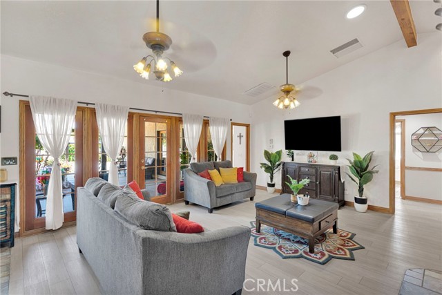 Detail Gallery Image 13 of 56 For 19985 Red Feather, Apple Valley,  CA 92307 - 3 Beds | 2/1 Baths