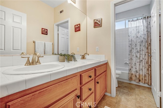 Family bathroom - upstairs