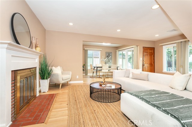 420 Canyon Drive, Glendale CA: https://media.crmls.org/medias/cd8c3fb9-a78c-4f82-81de-3d3f090a81fd.jpg