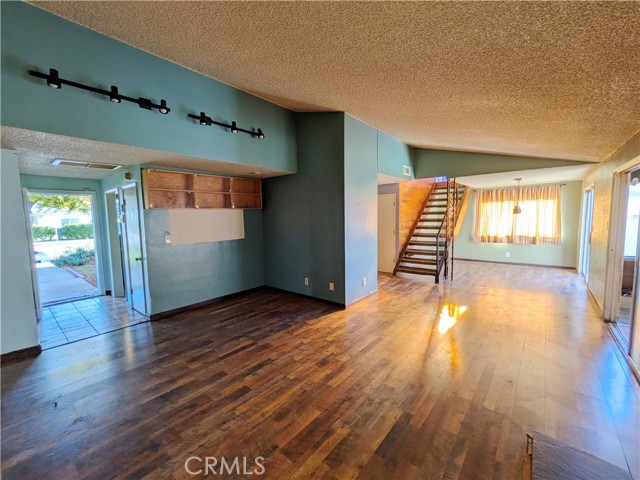 Detail Gallery Image 3 of 9 For 8401 Cozycroft, Winnetka,  CA 91306 - 3 Beds | 3 Baths