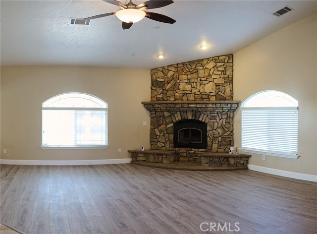 Detail Gallery Image 8 of 30 For 9740 Joshua St, Oak Hills,  CA 92344 - 4 Beds | 3 Baths