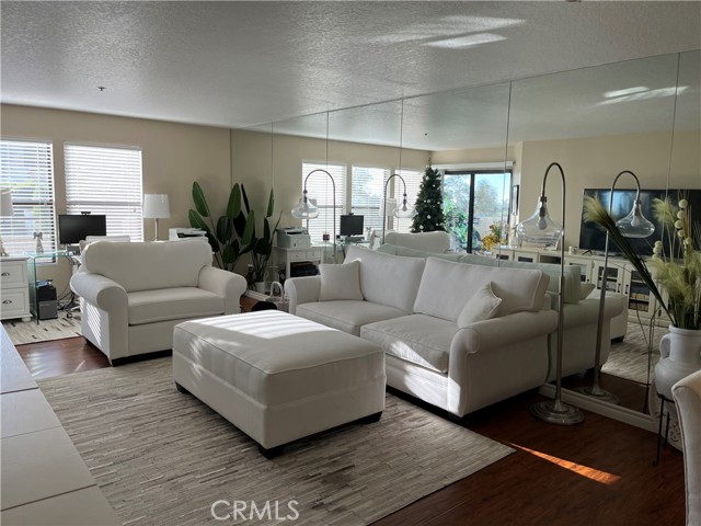 Detail Gallery Image 4 of 42 For 280 Cagney Lane 115, Newport Beach,  CA 92663 - 1 Beds | 1 Baths