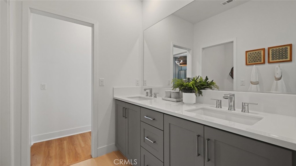 MLS #OC25272493 image #27