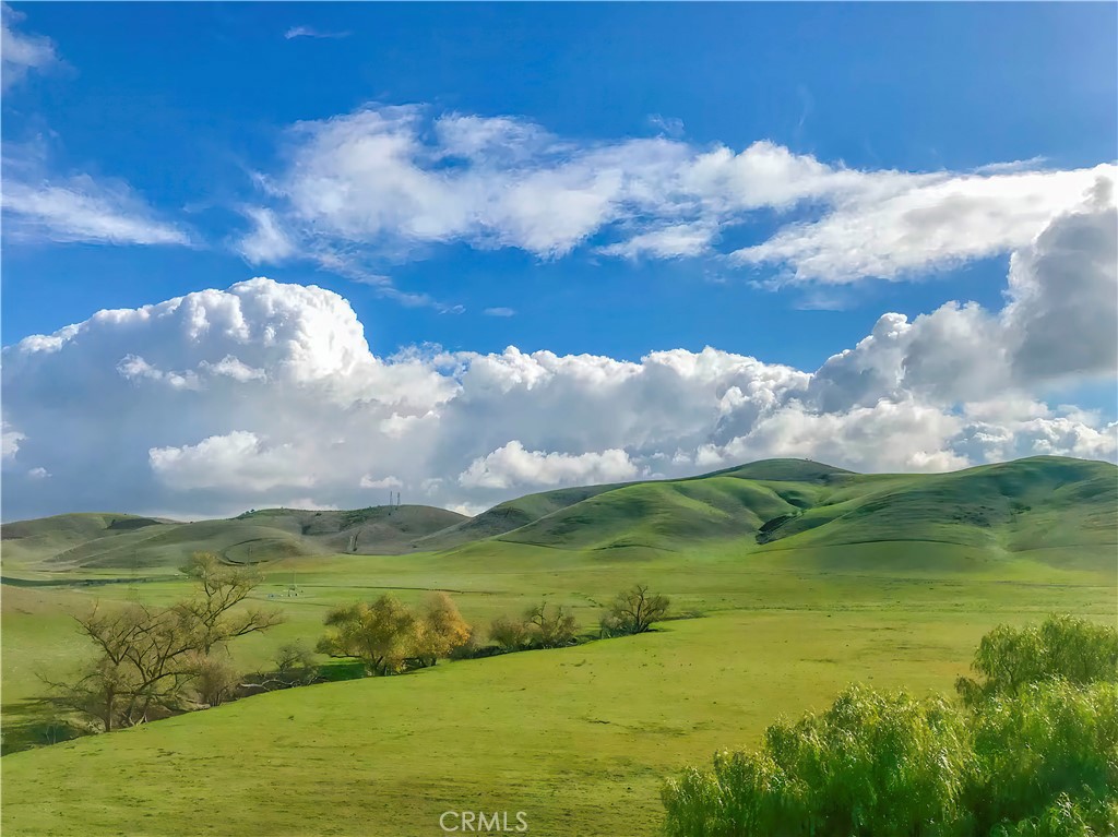 https://media.crmls.org/medias/cd92ea4e-4a36-4e67-a3a5-0a62f594f65b.jpg?preset=X-Large