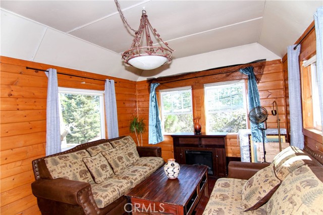 Detail Gallery Image 5 of 24 For 1109 Scenic Way, Rimforest,  CA 92378 - 2 Beds | 1 Baths