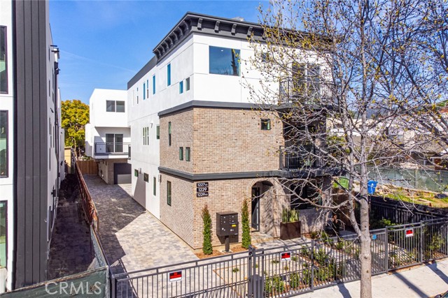 1227 N June Street, Hollywood CA: https://media.crmls.org/medias/cd98fbd2-b468-477e-9c5e-08eccdecd214.jpg