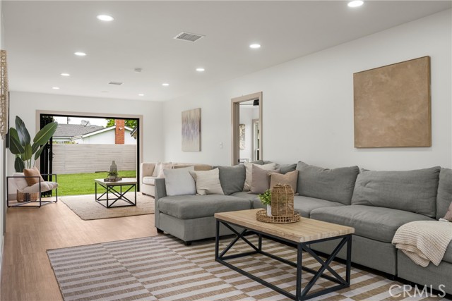 5161 E 27th Street, Long Beach CA: https://media.crmls.org/medias/cd9954f3-5b25-4b73-9e16-853509bf1c19.jpg