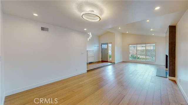 Detail Gallery Image 8 of 50 For 3119 Mesa Verde Dr, Burbank,  CA 91504 - 4 Beds | 3 Baths