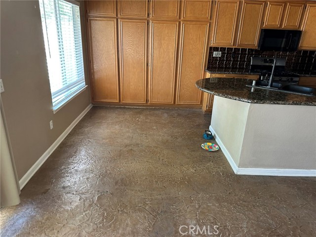 Detail Gallery Image 6 of 19 For 1715 Lake Way, Lancaster,  CA 93534 - 5 Beds | 2/1 Baths