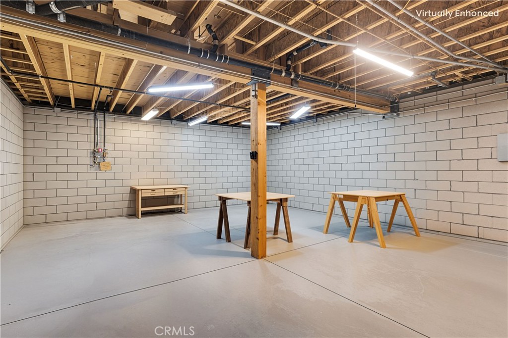 https://media.crmls.org/medias/cd9e3b5c-9497-48f3-8a8d-b054dd64e4c3.jpg?preset=X-Large