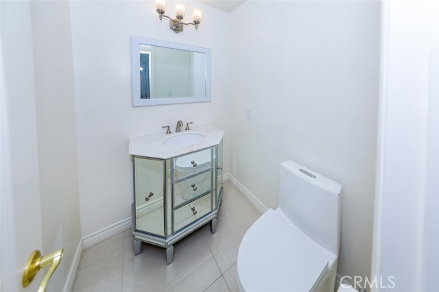 537 West Stocker Street, 9 photo 8