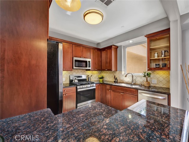 Detail Gallery Image 12 of 21 For 11280 La Maida #401,  North Hollywood,  CA 91601 - 3 Beds | 2/1 Baths