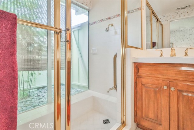 9845 Encino Avenue, Northridge CA: https://media.crmls.org/medias/cdab5feb-894f-4353-9104-2d5a7f1a375b.jpg