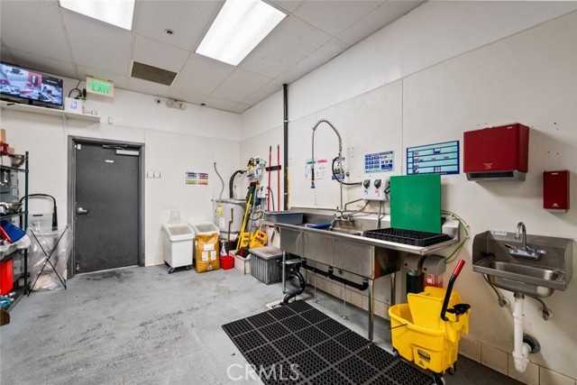 39438 Trade Center Drive, Palmdale CA: https://media.crmls.org/medias/cdabd2c4-6326-4c5f-9e53-39f23f836426.jpg