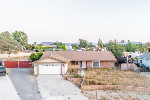 Detail Gallery Image 2 of 28 For 11220 Puente Way, Jurupa Valley,  CA 91752 - 4 Beds | 3 Baths