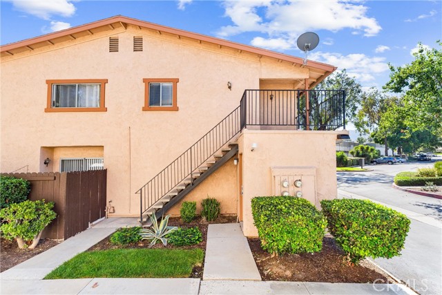 Detail Gallery Image 2 of 27 For 1382 via Santiago, Corona,  CA 92882 - 2 Beds | 1 Baths