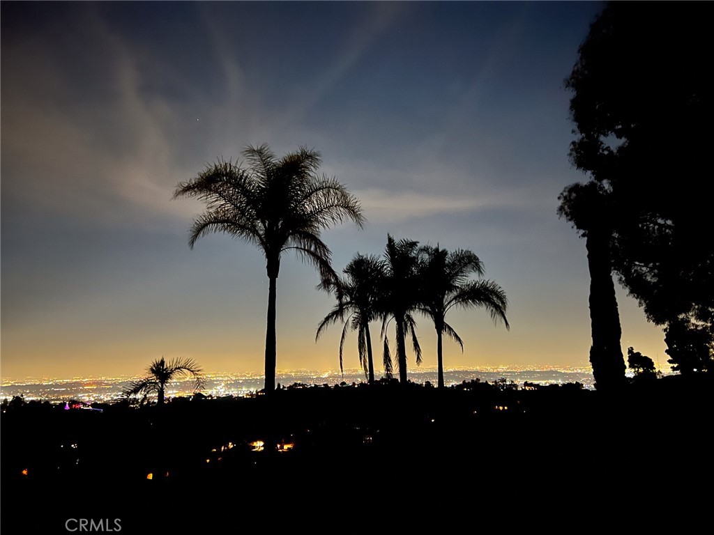 https://media.crmls.org/medias/cdae7a81-f2e4-4e40-99a5-f3a298f5fd0f.jpg?preset=X-Large