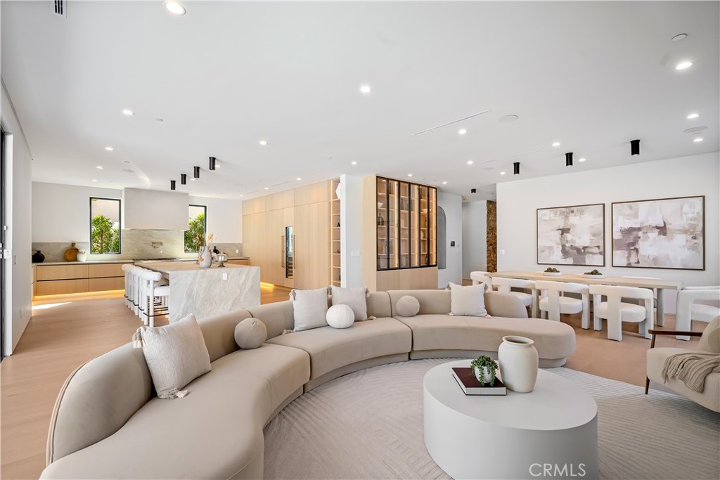 https://media.crmls.org/medias/cdaf9946-3acb-499c-8a75-b11bbc4a6bf8.jpg?preset=X-Large
