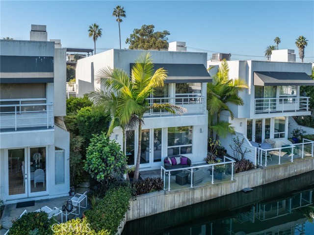 Detail Gallery Image 2 of 48 For 620 Harbor St #6,  Venice,  CA 90291 - 3 Beds | 2/1 Baths