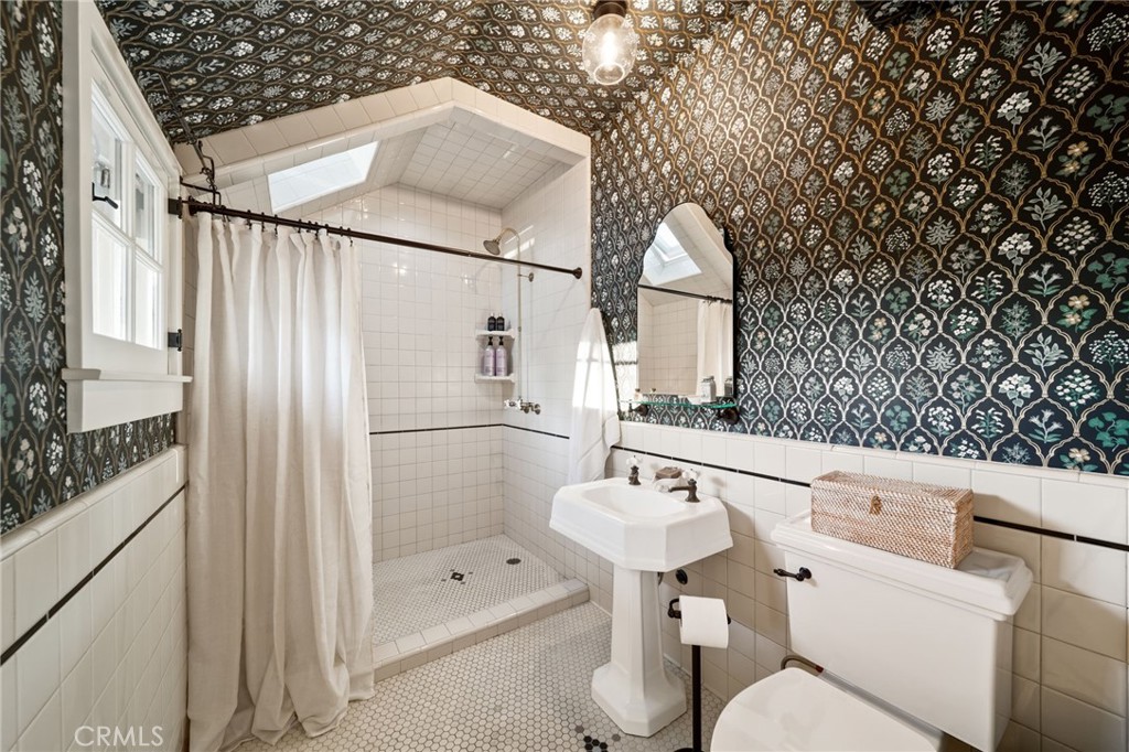 https://media.crmls.org/medias/cdb1f7ca-da50-4a79-a081-ba5e9fbf7903.jpg?preset=X-Large
