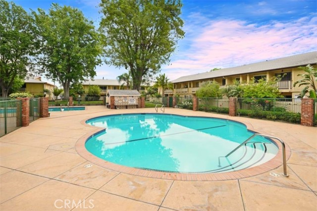 Detail Gallery Image 5 of 18 For 8100 Canby Ave #4,  Reseda,  CA 91335 - 2 Beds | 2 Baths