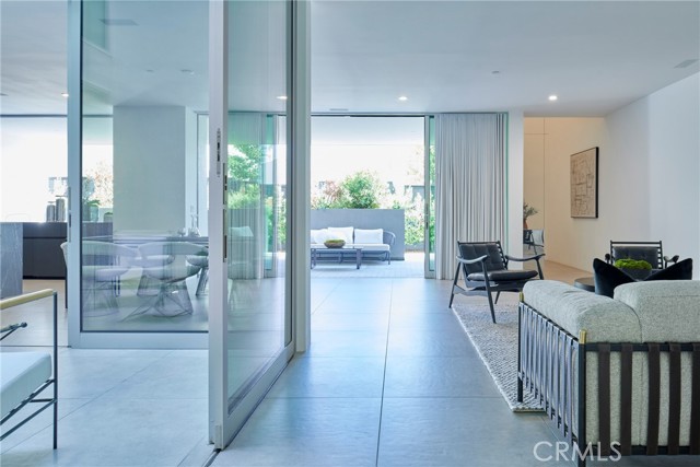 Detail Gallery Image 2 of 32 For 838 N Kings Rd #102,  West Hollywood,  CA 90069 - 2 Beds | 2/1 Baths