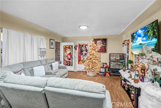 Detail Gallery Image 8 of 28 For 7848 Elm St, Highland,  CA 92410 - 6 Beds | 3 Baths