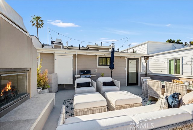 716 1/2 Iris Avenue, Corona del Mar CA: https://media.crmls.org/medias/cdba31ba-e38e-4d2b-a83e-934041030b29.jpg