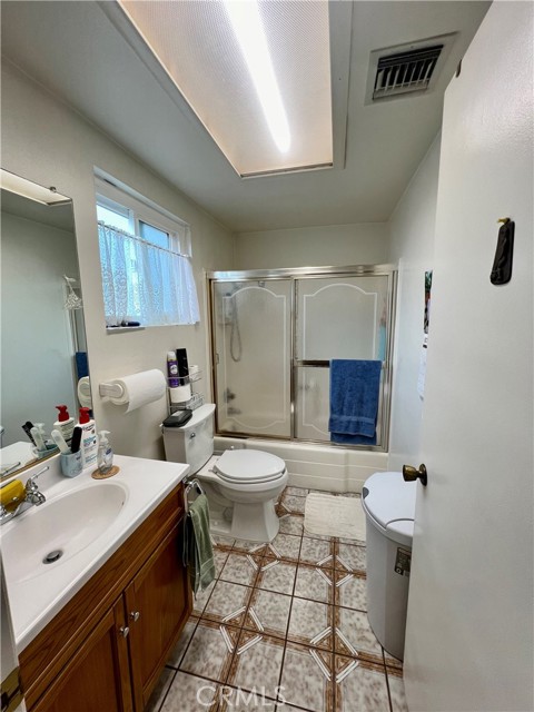 Bathroom (2) with tub off of family room