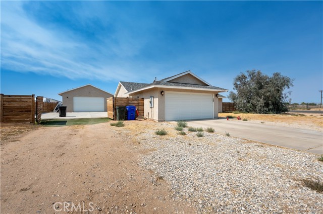 Detail Gallery Image 3 of 33 For 13286 Topock Rd, Apple Valley,  CA 92308 - 3 Beds | 3 Baths