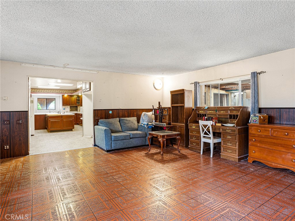 https://media.crmls.org/medias/cdbab3ab-8dd1-433b-b7c4-2d9a615b3d8d.jpg?preset=X-Large