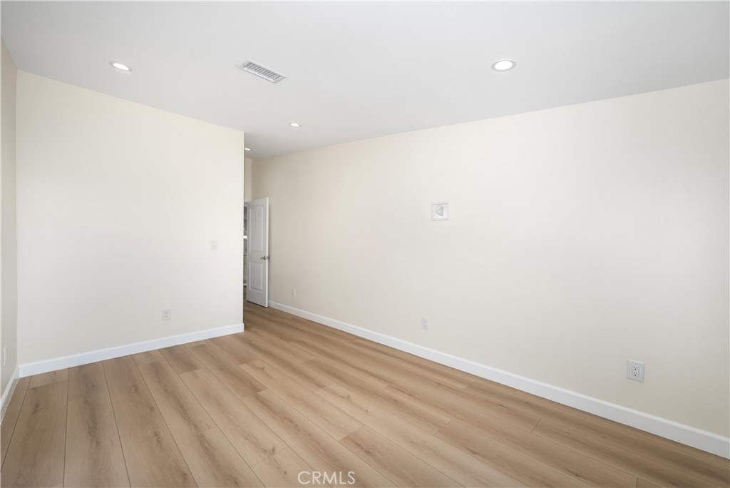 https://media.crmls.org/medias/cdbba134-6236-40ca-bb8a-8bdaf1a0c44e.jpg?preset=X-Large