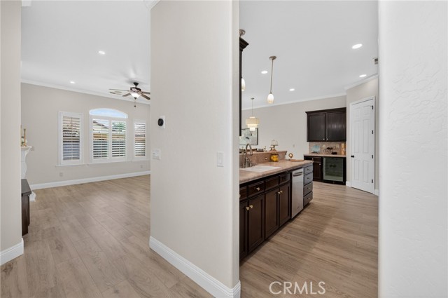 Detail Gallery Image 10 of 44 For 1563 E via Mirasol, Fresno,  CA 93730 - 4 Beds | 3 Baths