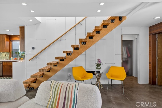 Detail Gallery Image 12 of 62 For 219 Colton, Newport Beach,  CA 92663 - 4 Beds | 3 Baths