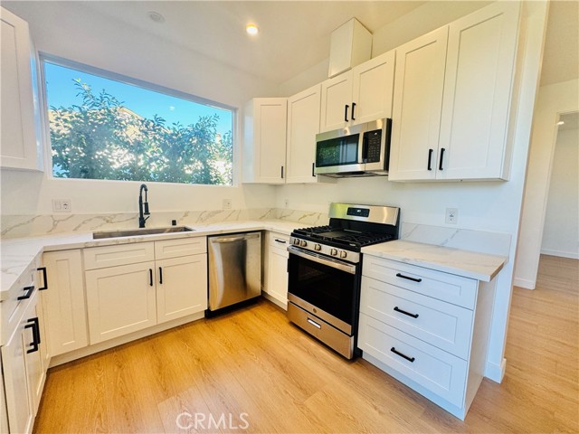 Detail Gallery Image 2 of 18 For 6858 Aura Ave, Reseda,  CA 91335 - 2 Beds | 1 Baths