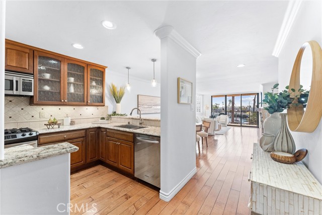 201 Bay Shore Avenue, Long Beach CA: https://media.crmls.org/medias/cdc45039-675e-4834-8aad-8343164c4891.jpg