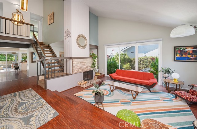 Detail Gallery Image 6 of 40 For 25451 via Macarena, Valencia,  CA 91355 - 5 Beds | 3 Baths