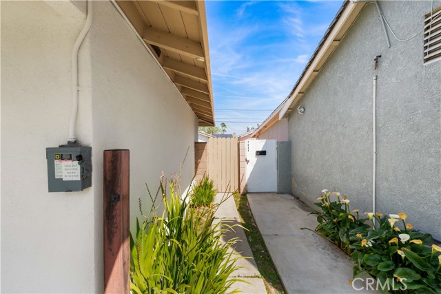 7948 Fallbrook Ave, West Hills CA: https://media.crmls.org/medias/cdc73d58-cd92-48f5-a4a6-d52a57d1737b.jpg