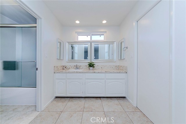 2401 El Portal Way, Oxnard CA: https://media.crmls.org/medias/cdc751bc-2b0d-4aa4-b5b8-ebce2abf0dee.jpg