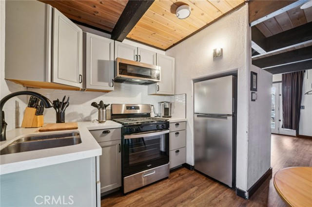 Detail Gallery Image 11 of 29 For 42683 Falcon Ave, Big Bear Lake,  CA 92315 - 2 Beds | 1 Baths