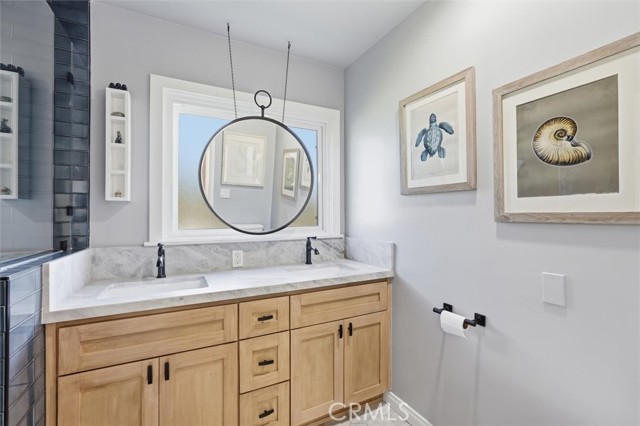 Hall bathroom between 2 front bedrooms
