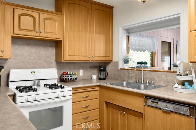1995 Cadillac Drive, Pomona CA: https://media.crmls.org/medias/cdd2c0cc-811b-4dc8-9b08-57bbff9a1303.jpg