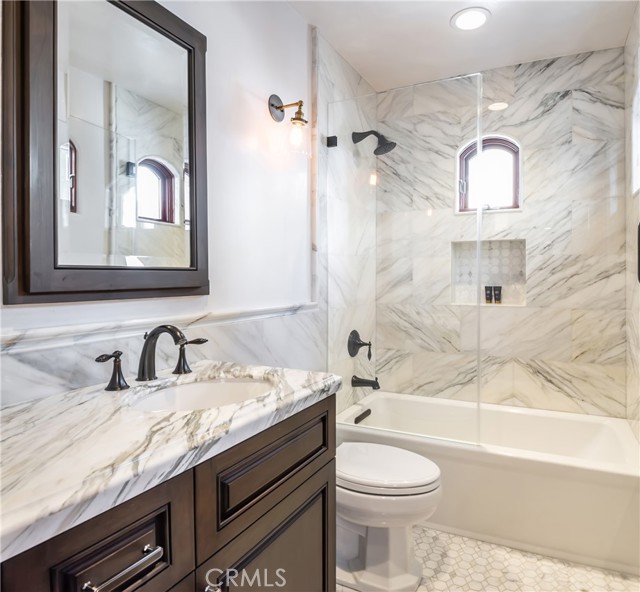 Detail Gallery Image 15 of 19 For 221 30th St, Manhattan Beach,  CA 90266 - 4 Beds | 4/1 Baths