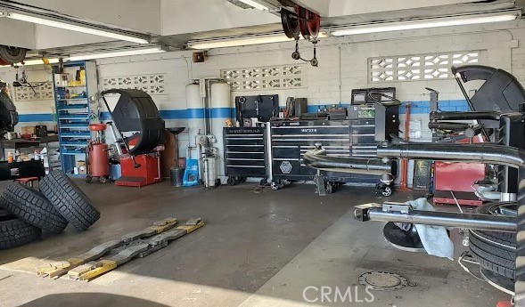 900 S San Fernando Boulevard, Burbank CA: https://media.crmls.org/medias/cdd39437-e185-4097-a994-c3387742bb22.jpg