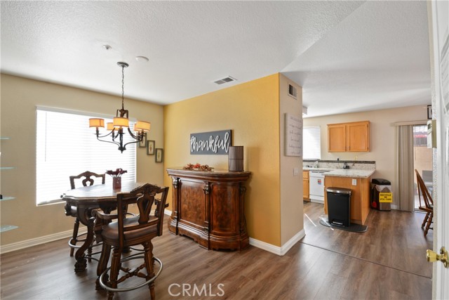 Detail Gallery Image 5 of 24 For 17049 La Vesu Rd., Fontana,  CA 92337 - 4 Beds | 2/1 Baths