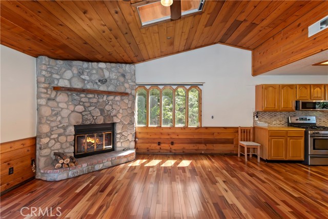 489 Dorn Drive, Crestline CA: https://media.crmls.org/medias/cdd48b7d-290e-4b04-9ca3-a9f06bd2e3c1.jpg
