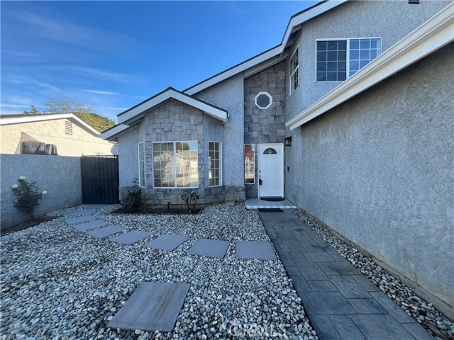 Detail Gallery Image 2 of 22 For 7522 Balcom, Reseda,  CA 91335 - 4 Beds | 3 Baths