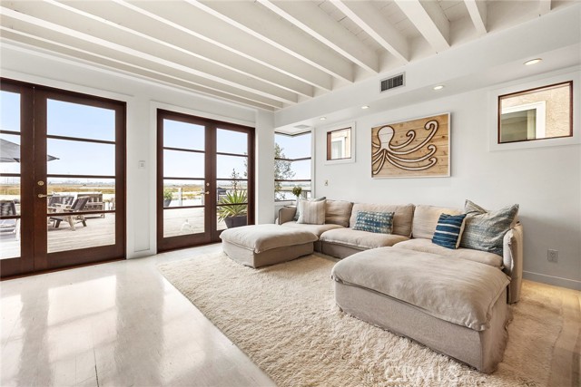 Detail Gallery Image 15 of 45 For 235 Canal St, Newport Beach,  CA 92663 - 4 Beds | 3/1 Baths