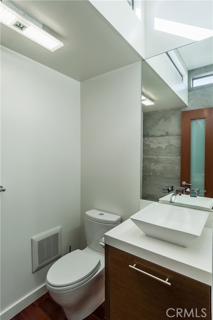 Detail Gallery Image 17 of 51 For 122 Manhattan Ave, Hermosa Beach,  CA 90254 - 3 Beds | 3/1 Baths